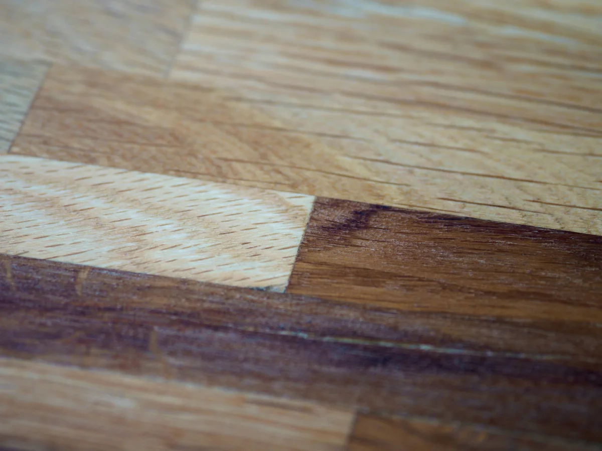 Détail de plusieurs veinages de bois clair et foncé