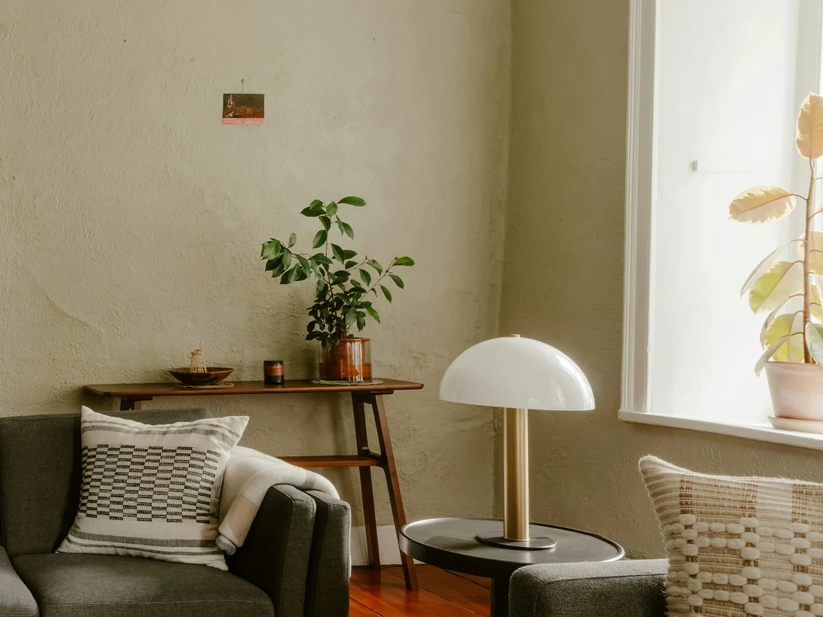 Table d'appoint avec lampe à portée des assises
