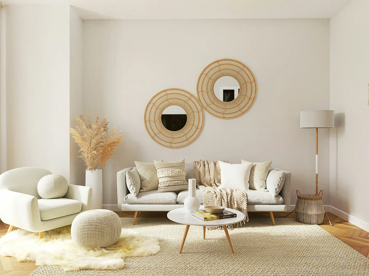 Salon clair avec canapé et miroirs qui réfléchissent la lumière naturelle