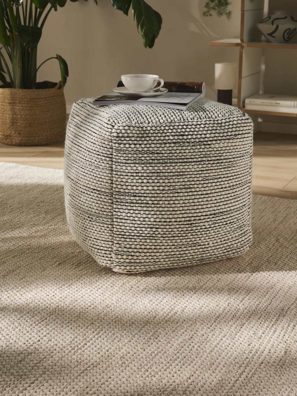 Benuta, pouf en tissu ou velours, photo du marchand