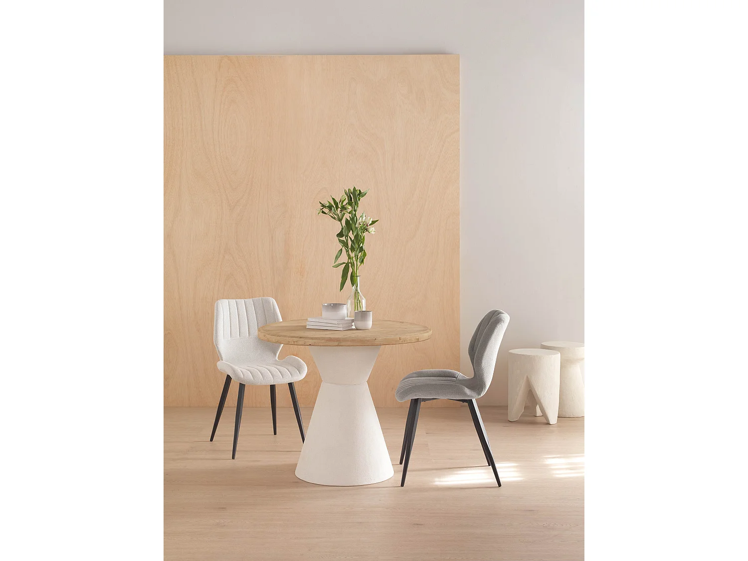Vente-unique, table d’appoint en résine, photo du marchand