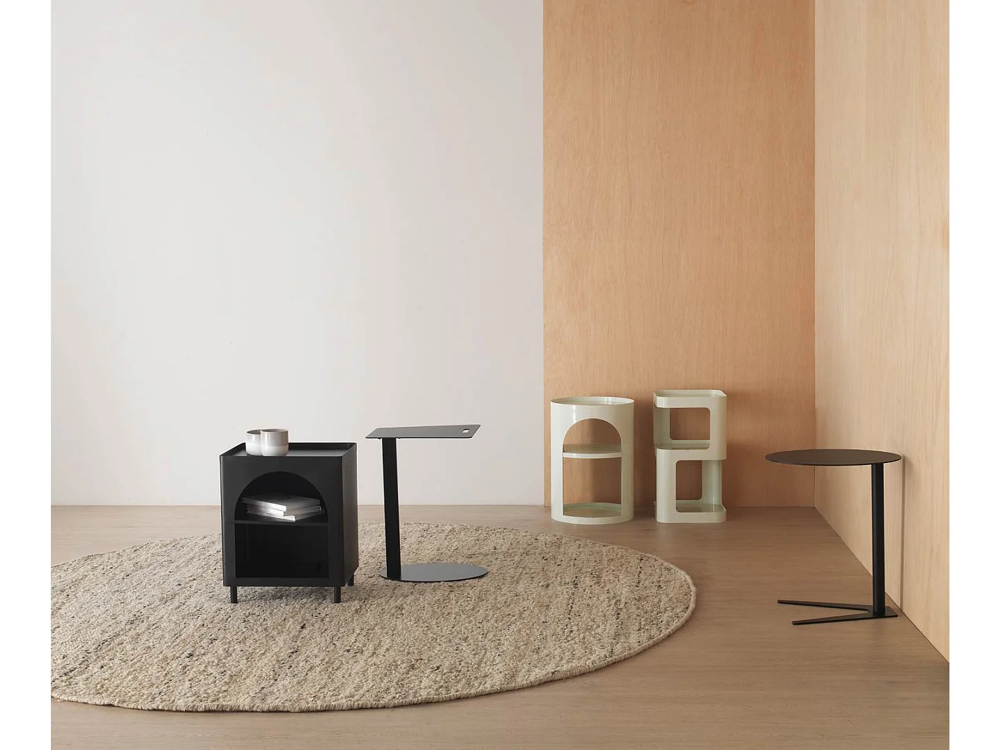 Vente-unique, table d’appoint en métal, photo du marchand