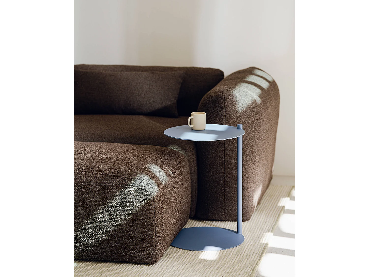 Vente-unique, table d’appoint en métal, photo du marchand