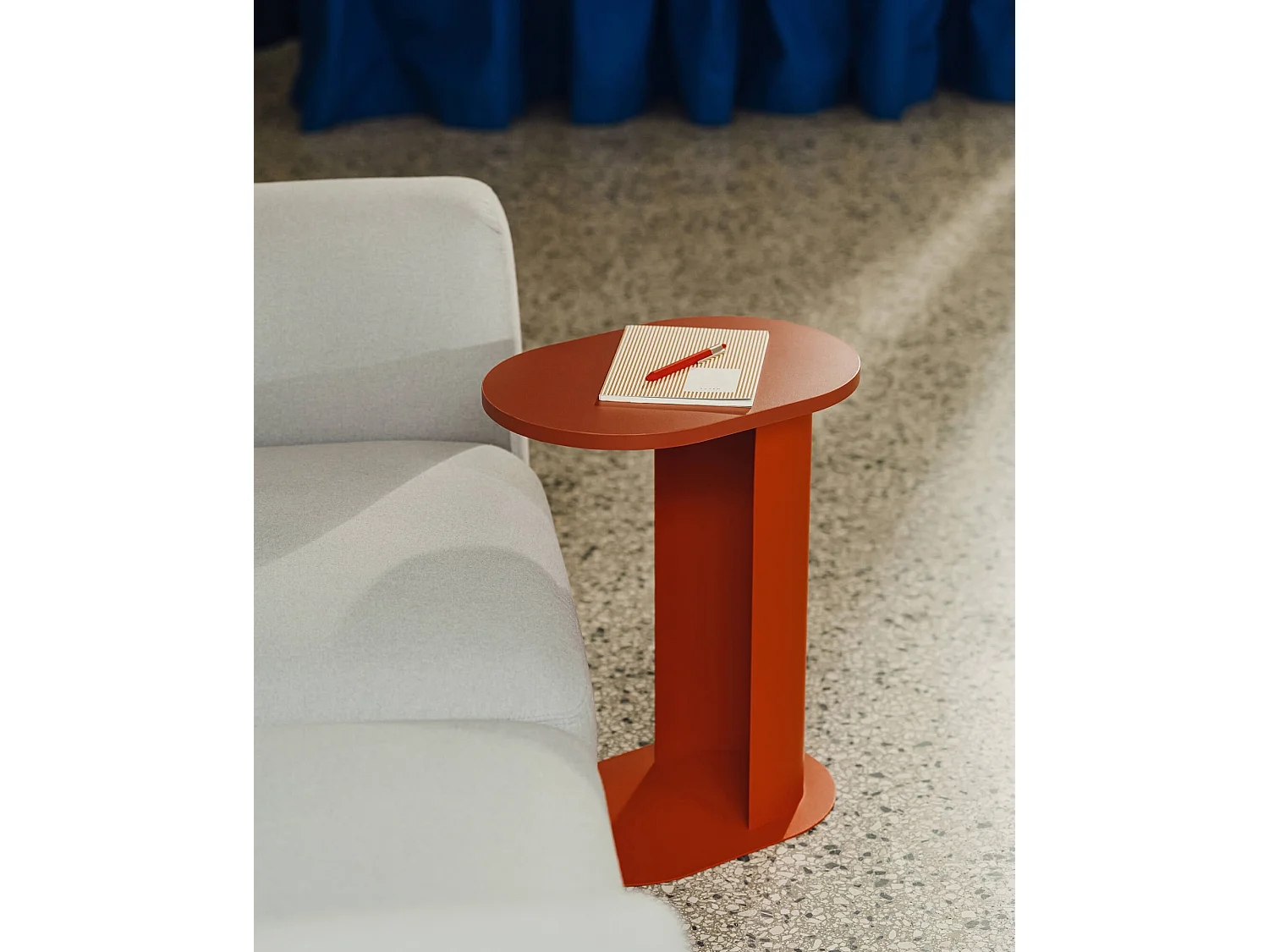 Vente-unique, table d’appoint en métal, photo du marchand