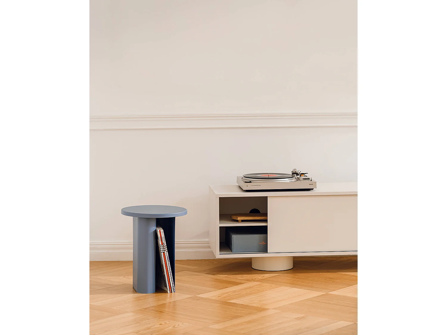 Vente-unique, table d’appoint en métal, photo du marchand